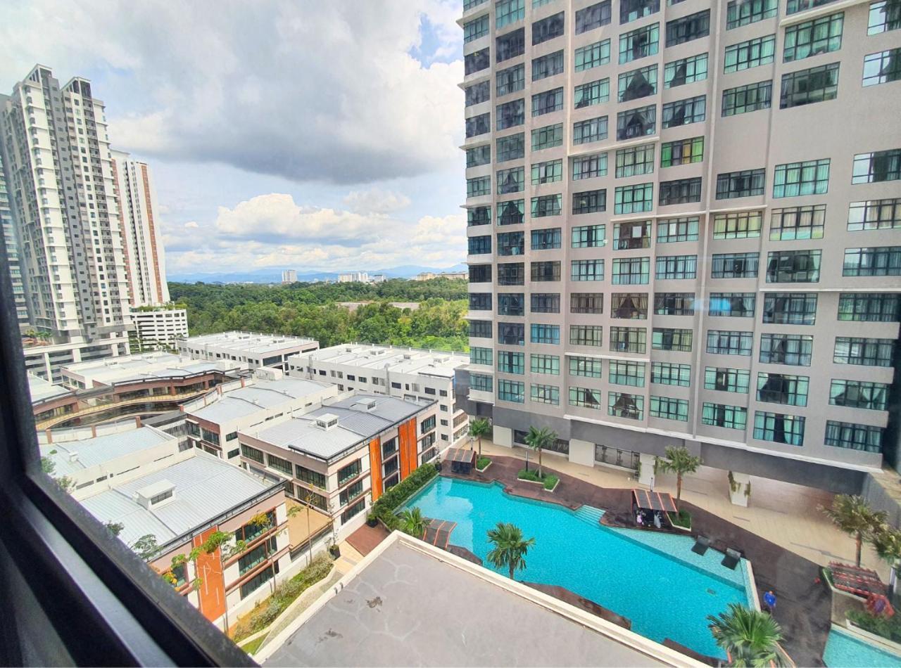 Conezion Near Ioi City Mall, Maeps Serdang, Putrajaya By Cloud Host Room photo